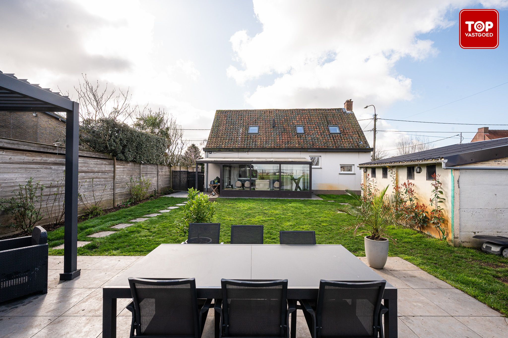 instapklare woning met zicht op uitgestrekte velden foto 23