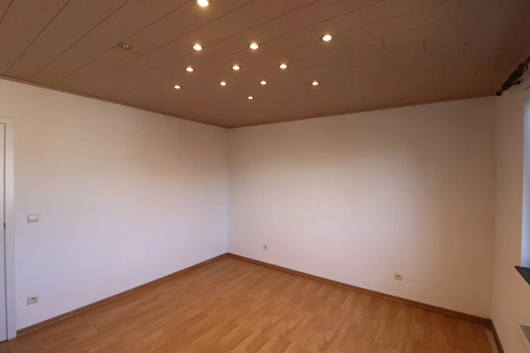 Ruim 2-slaapkamerappartement met terras en lift op de 1ste verdieping links met garage foto 9