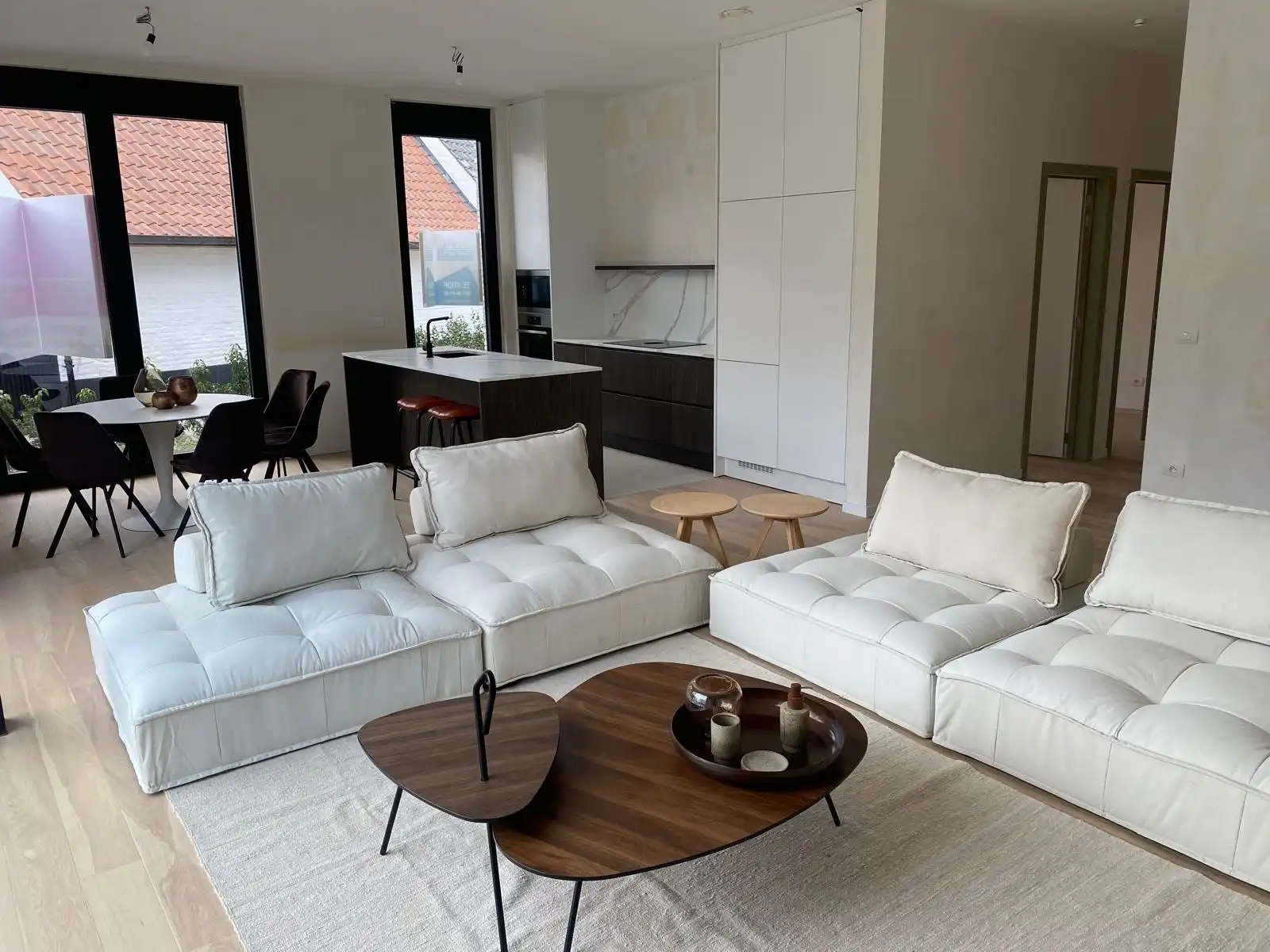 Ruim doorzonappartement op het gelijkvloers foto {{pictureIndex}}