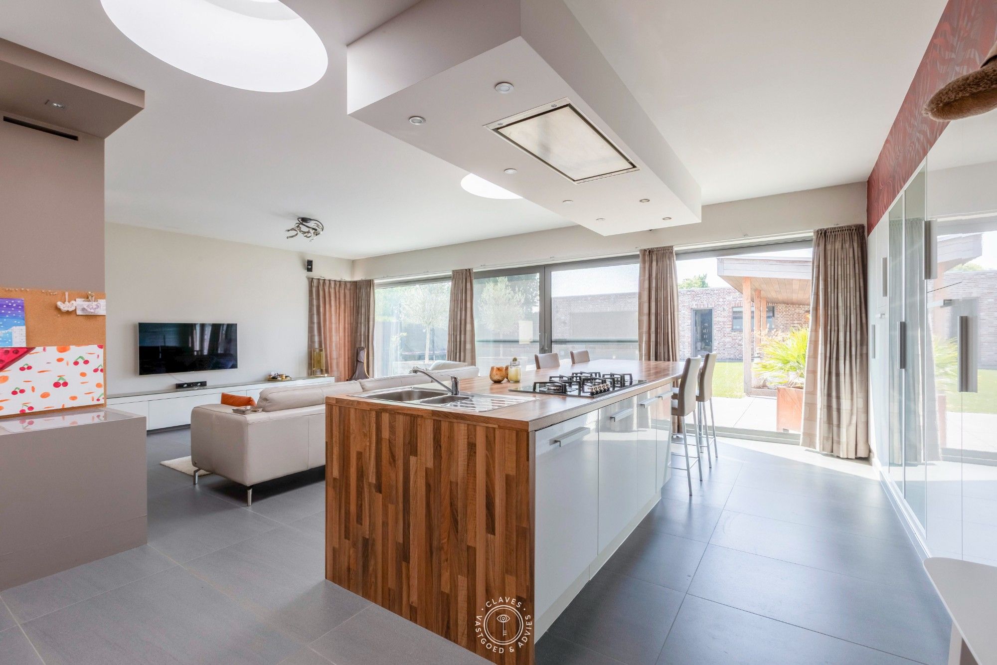 Instapklare woning en ruime tuin in het hart van Vrasene foto 3