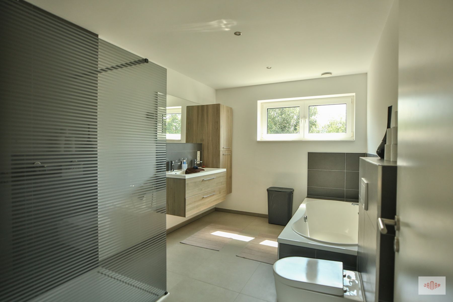 Moderne halfopen gezinswoning met veel ruimte foto 13