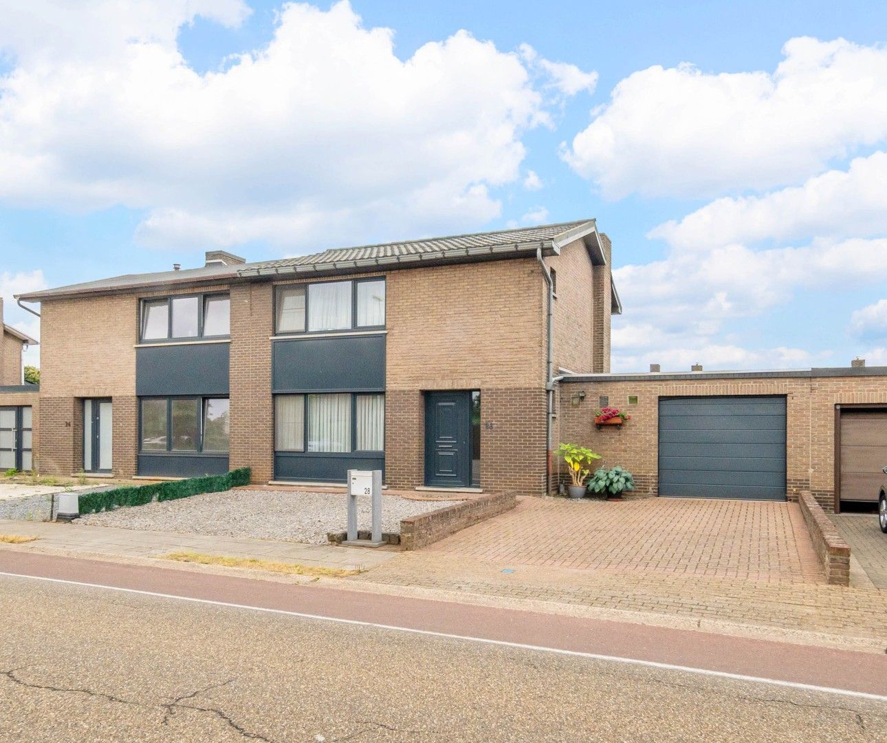🏡 Te koop – Instapklare, goed onderhouden woning met 3 slaapkamers in Heusden-Zolder foto 2