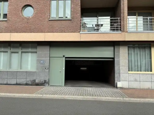 ruime autobox in een verzorgd garagecomplex foto 8