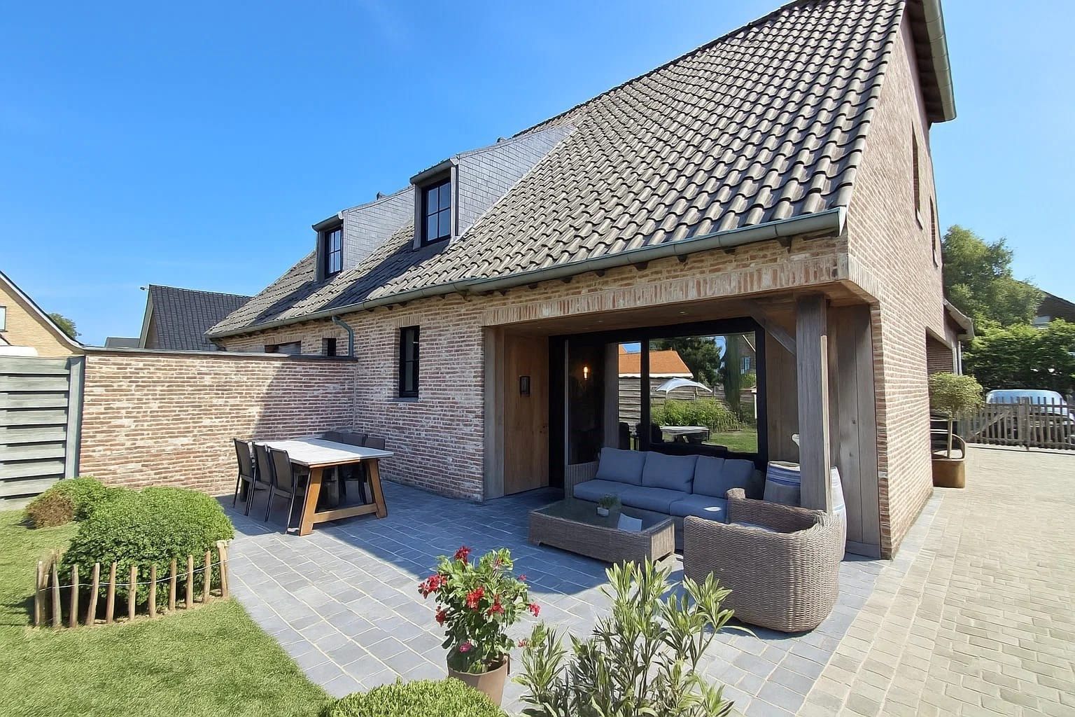 RECENTE, RUIME WONING IN LANDELIJKE STIJL MET DRIE SLAAPKAMERS EN TUIN foto 9