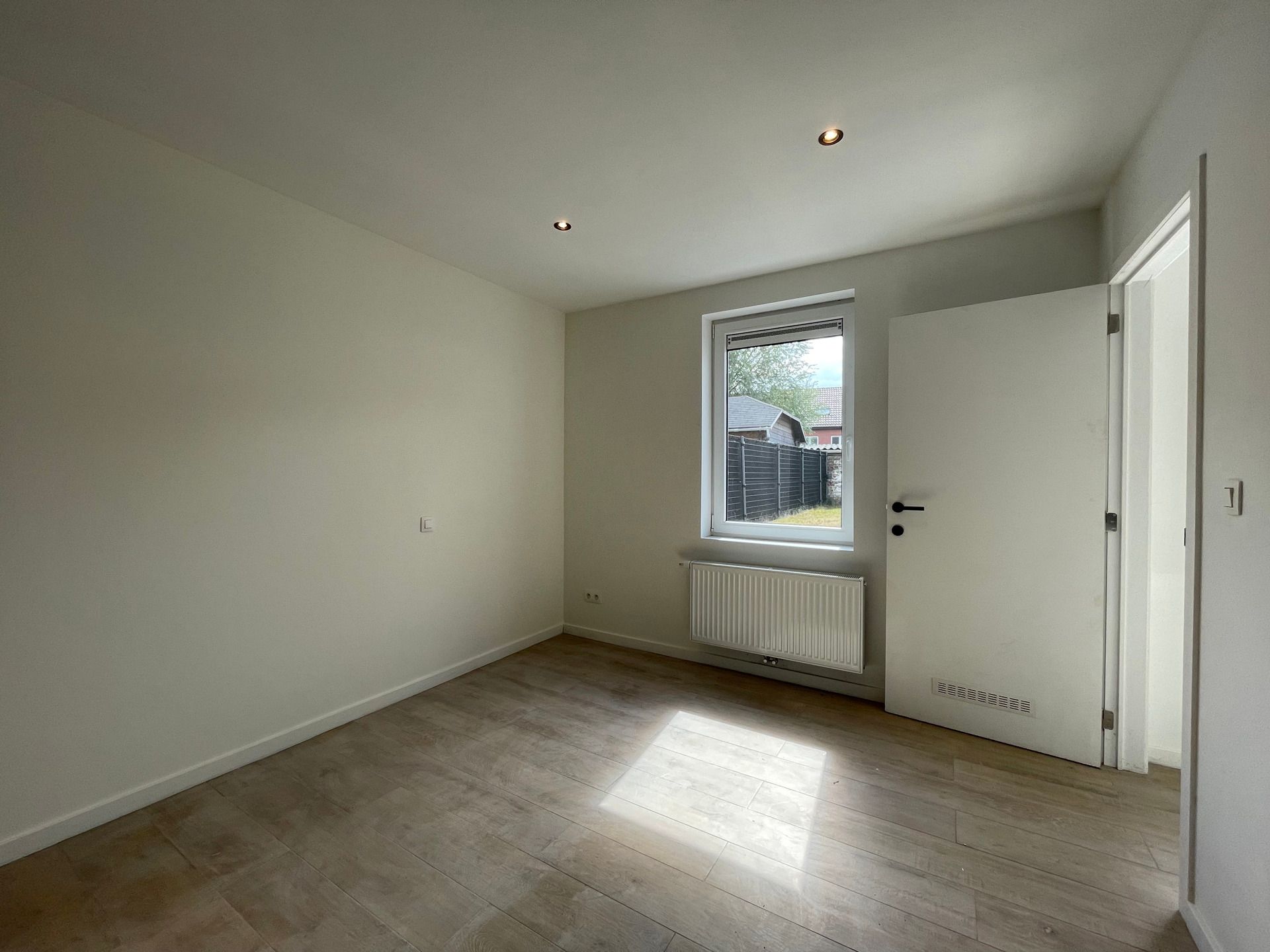 Vernieuwd 2-slpk appartement met tuin in centrum Herzele foto 8