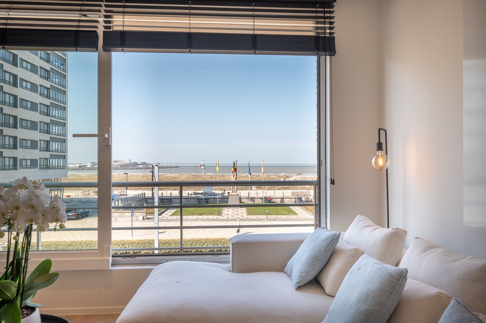 Luxueus gerenoveerd appartement met frontaal zeezicht in Heist foto 2