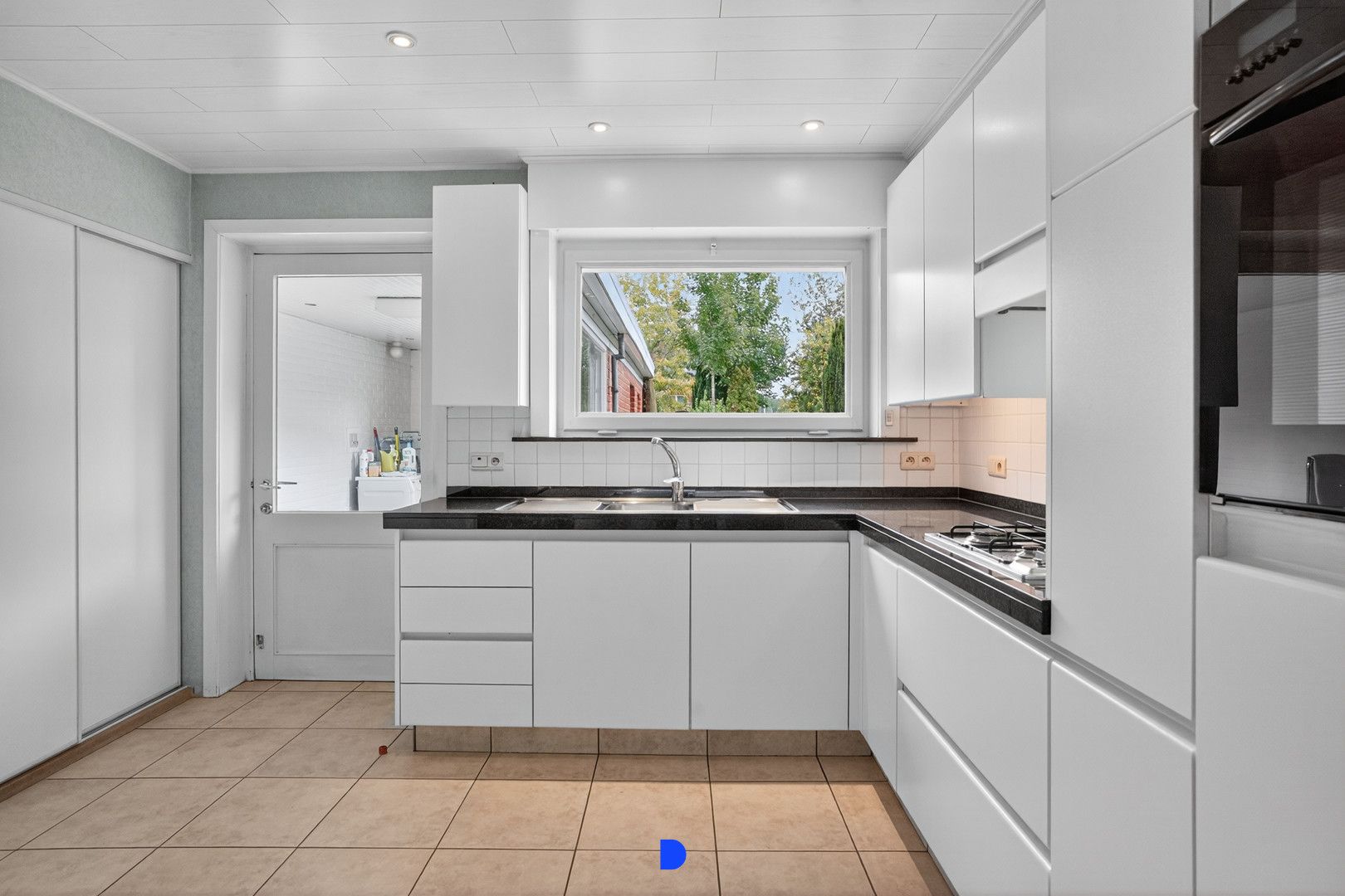Ruime halfopen woning in het centrum van Rumbeke! foto 8