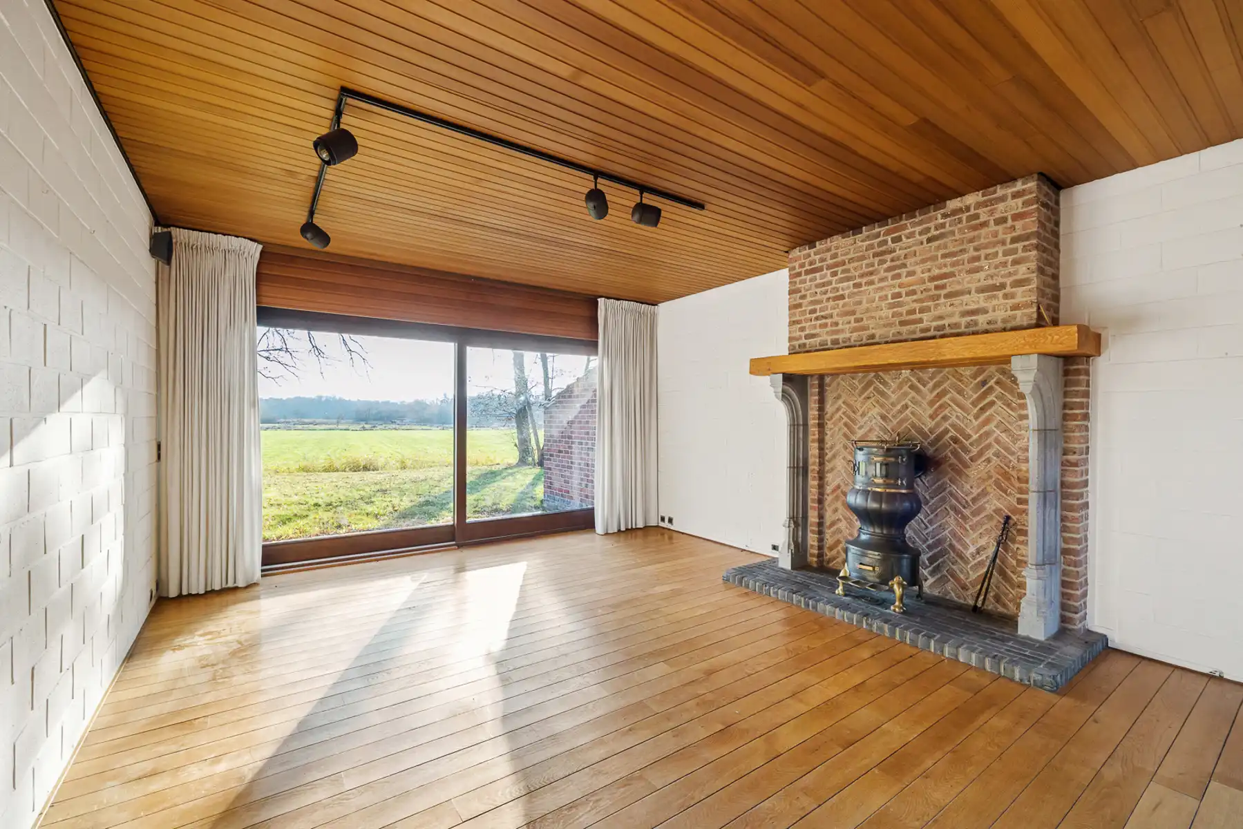 Te renoveren villa op ca.1005 m² met uniek vrij uitzicht foto 4