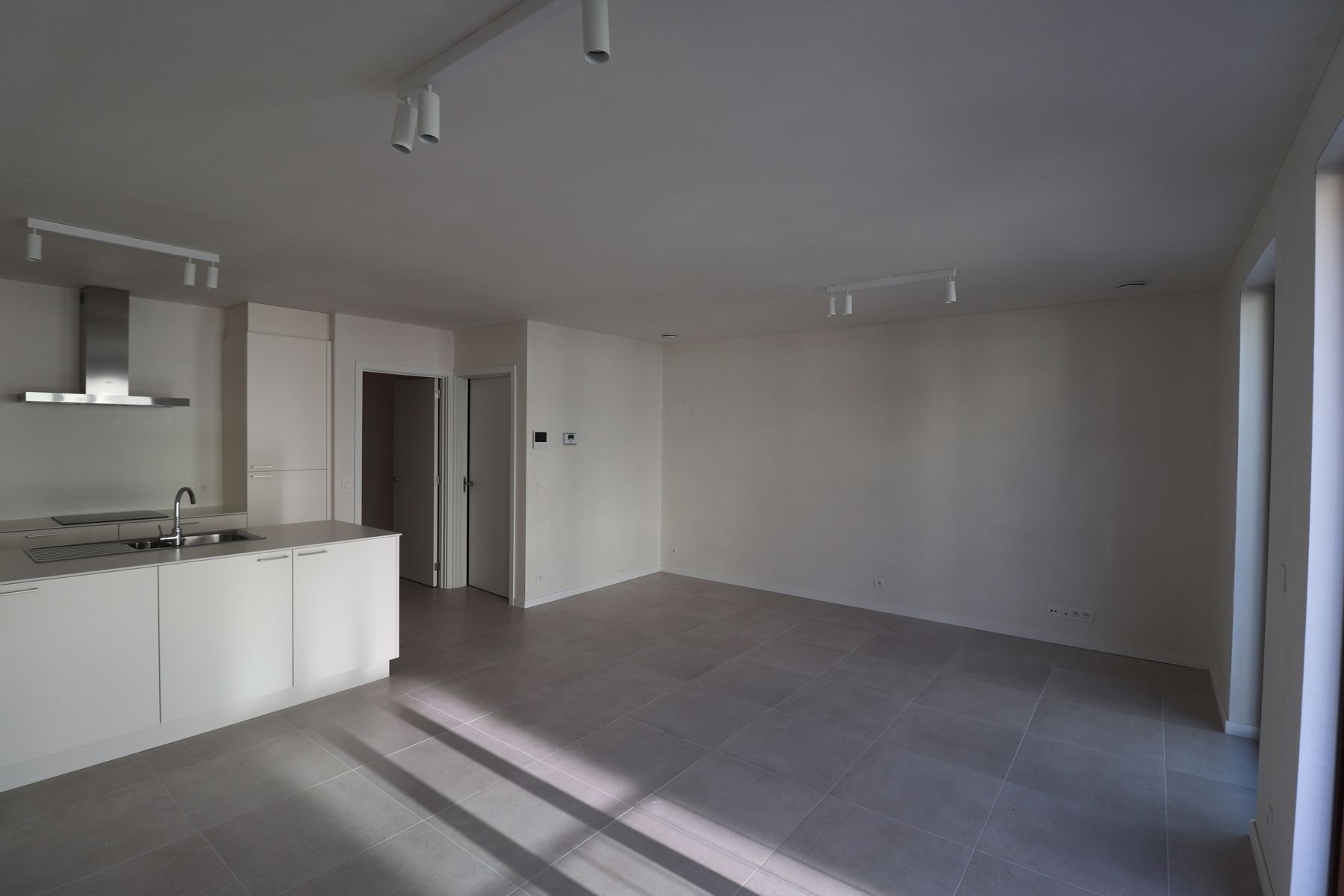 Prachtig nieuwbouwappartement met 2 slaapkamers, terras, autostaanplaats en berging. foto 3