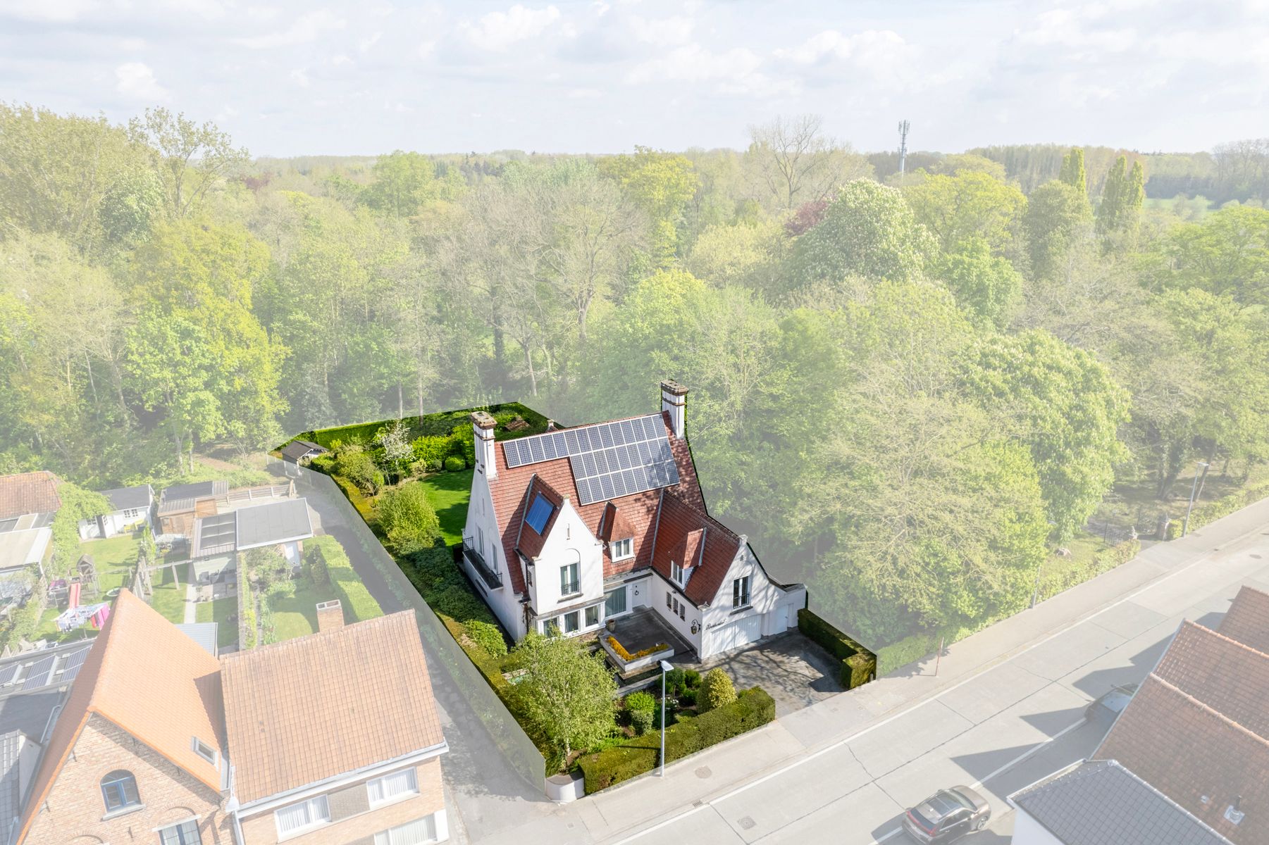 Hoofdfoto van de publicatie: Berkenhof: villa met tuin op 1240 m² in centrum Oostkamp