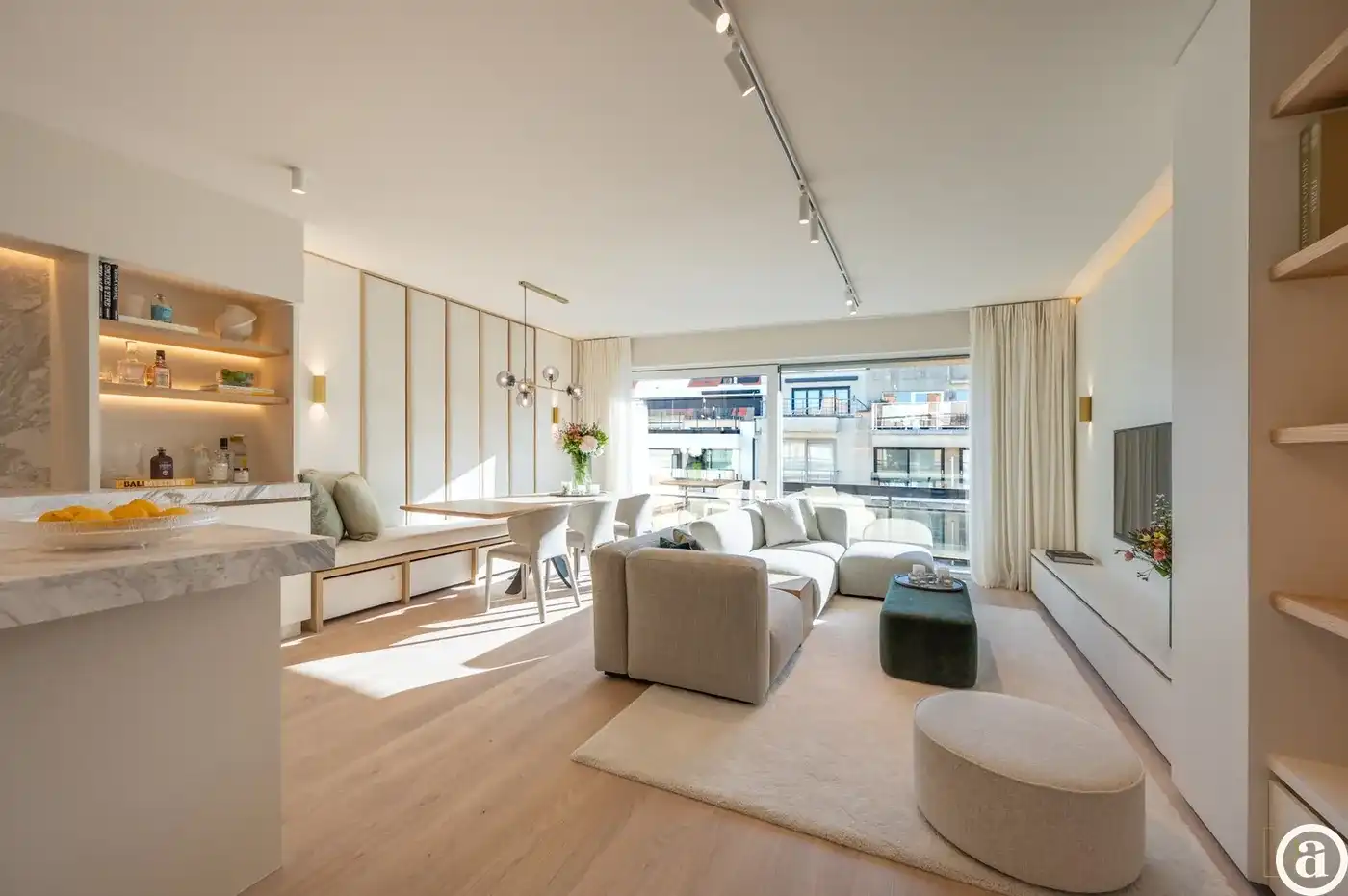 Luxueus gerenoveerd appartement vlakbij de winkels, het strand en de zee. foto {{pictureIndex}}