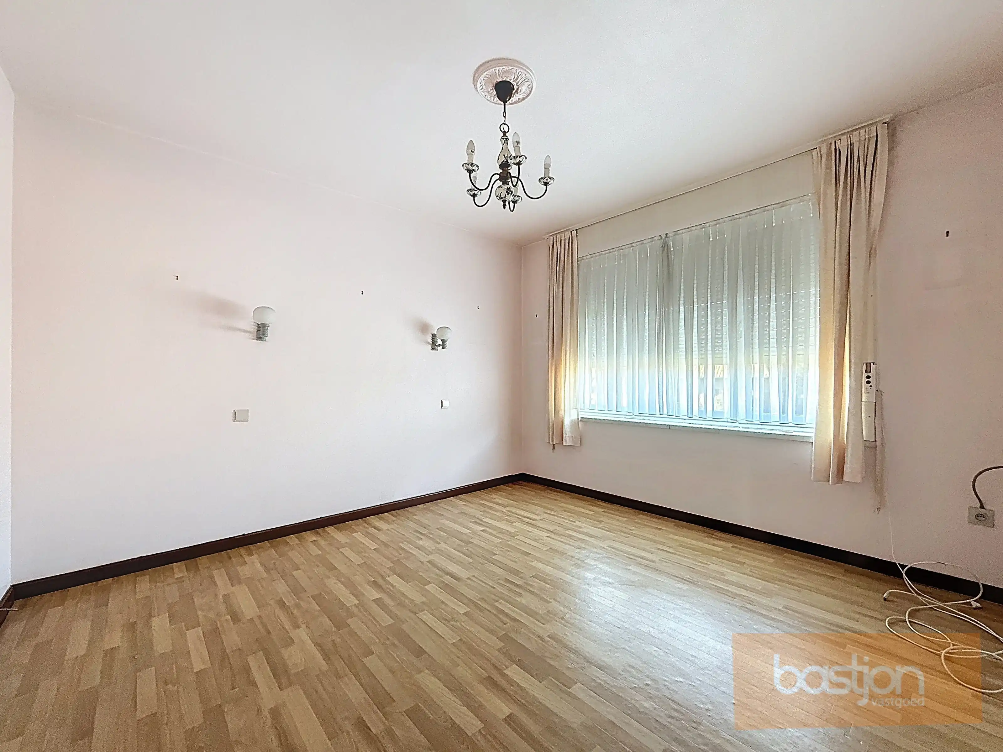 Te renoveren woning met goede ligging foto 10