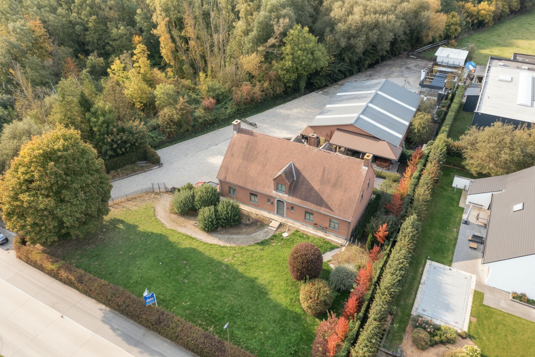 Woning met loods en vrachtwagenparking op toplocatie foto 2