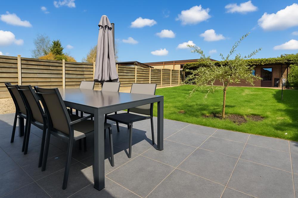 Deze instapklare halfopen woning uit 2014 ligt in een rustige en landelijke straat in Lierde.  foto 22