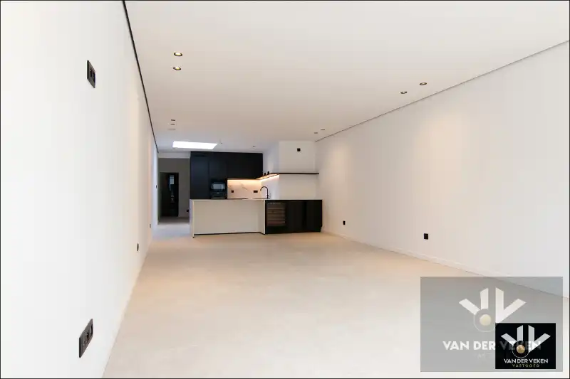 Volledig gerenoveerde, instapklare en energiezuinige rijwoning met 4 slaapkamers, 2 badkamers, zonnig terras, omheinde tuin en toegang achteraan net buiten de Grote Ring van Hasselt. foto 9