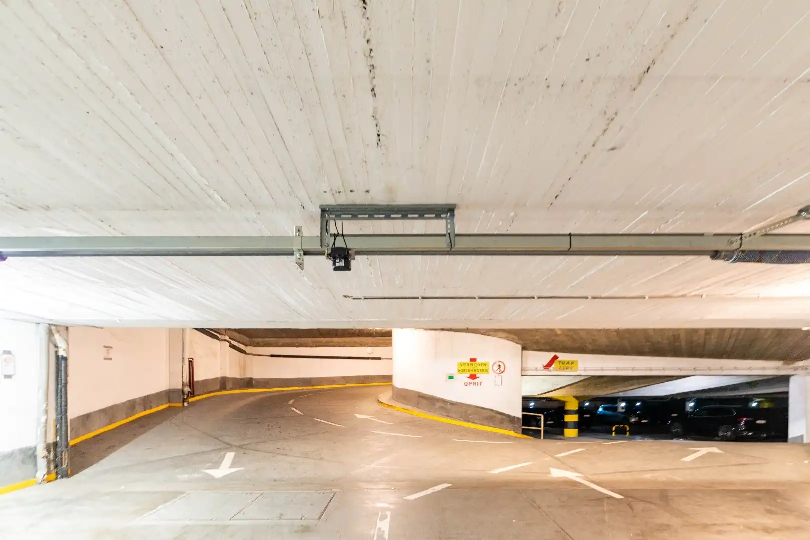 Autostaanplaats tussen Meir, Hopland en Frankrijklei foto 5