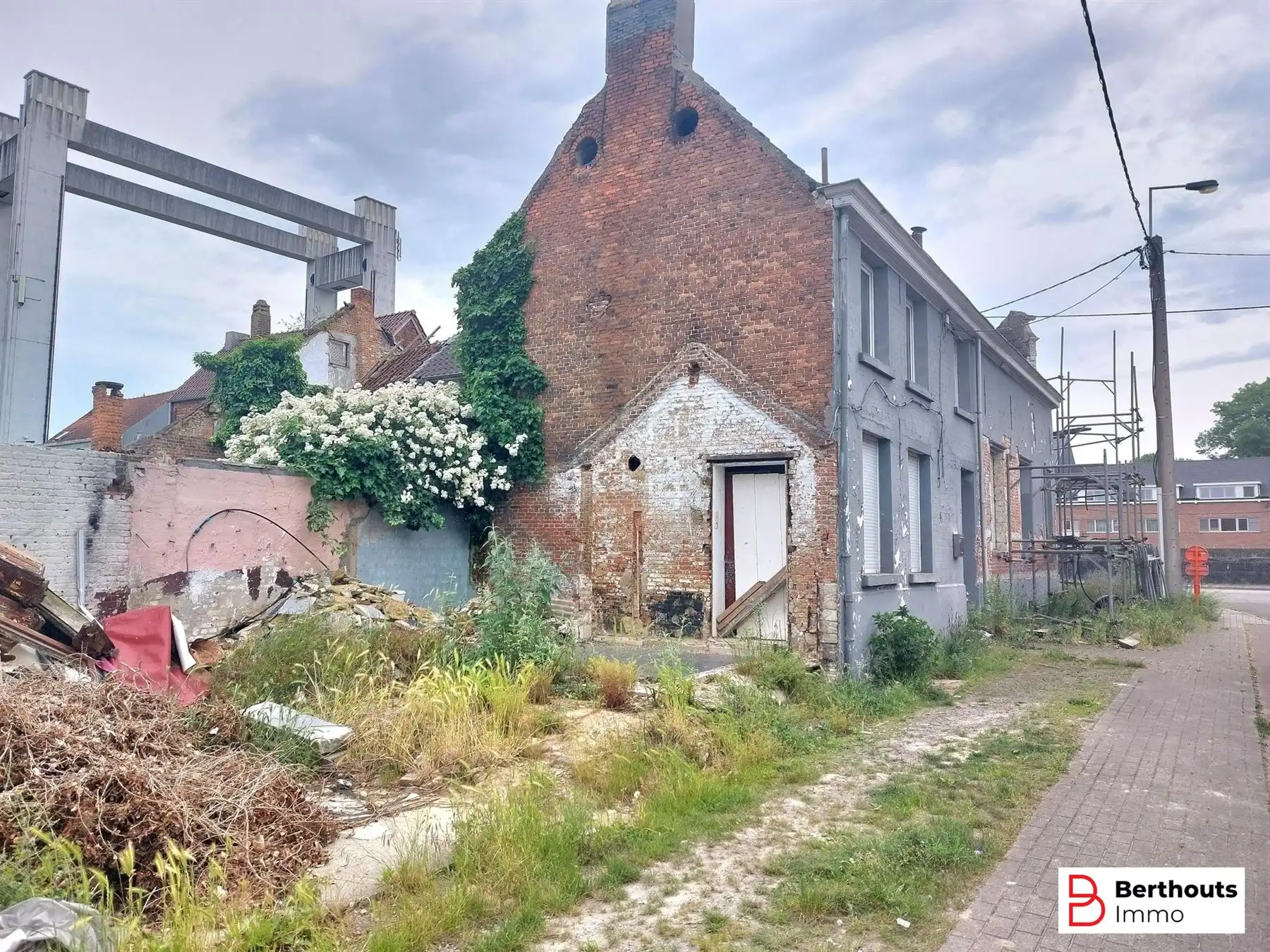 VOLLEDIG TE RENOVEREN, KARAKTERVOLLE WONING foto 9