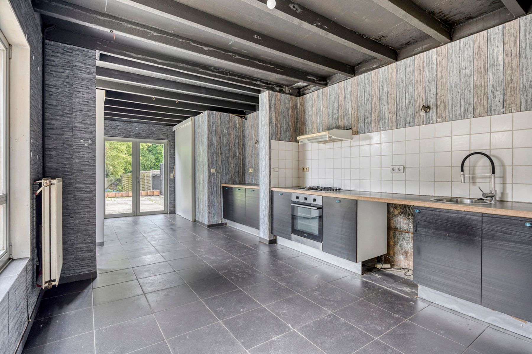 Ruim renovatieproject (226m²) met tuin aan kanaal foto 12