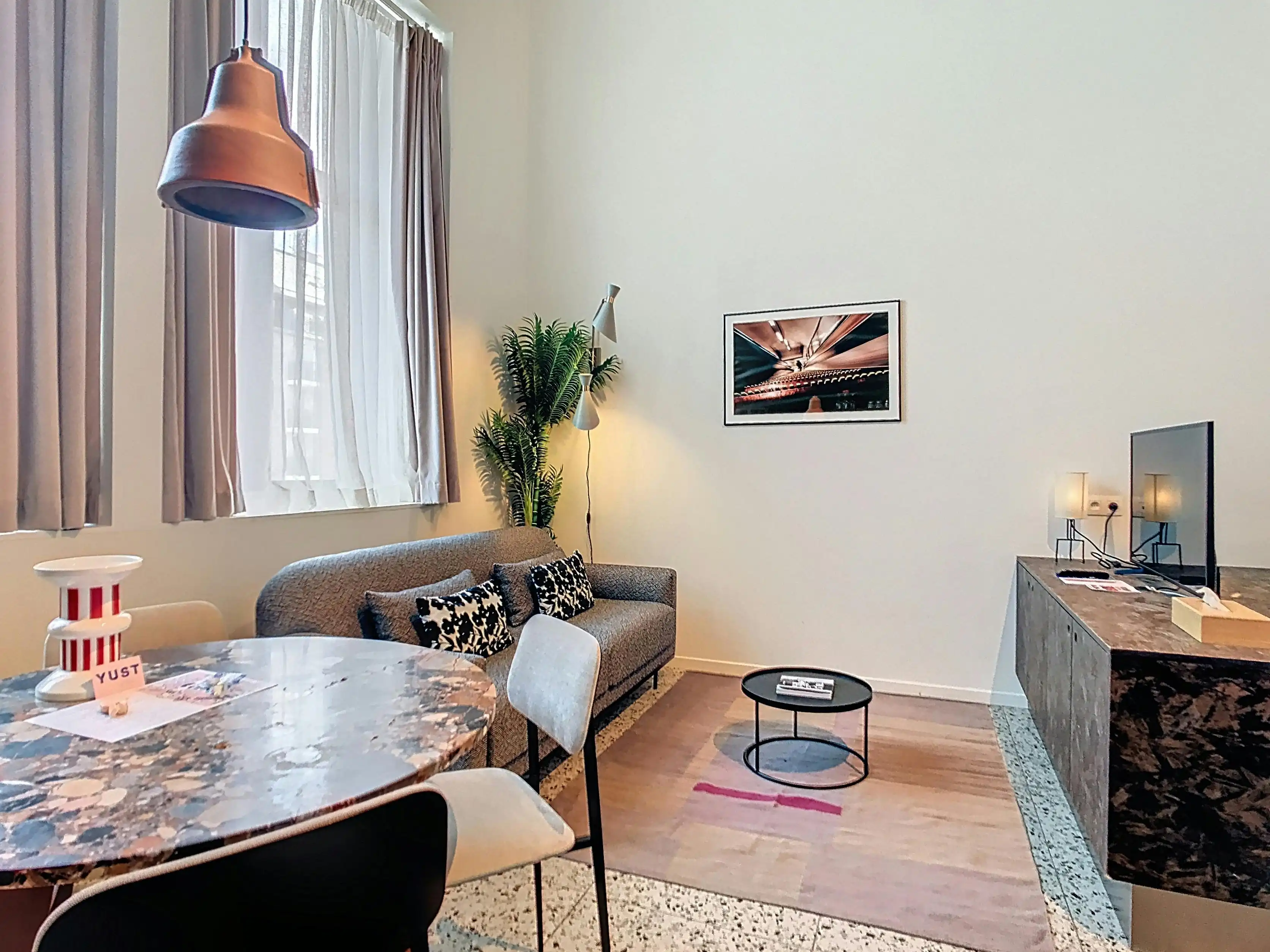 Appartement te koop in collectief woongebouw Yust te Berchem foto {{pictureIndex}}