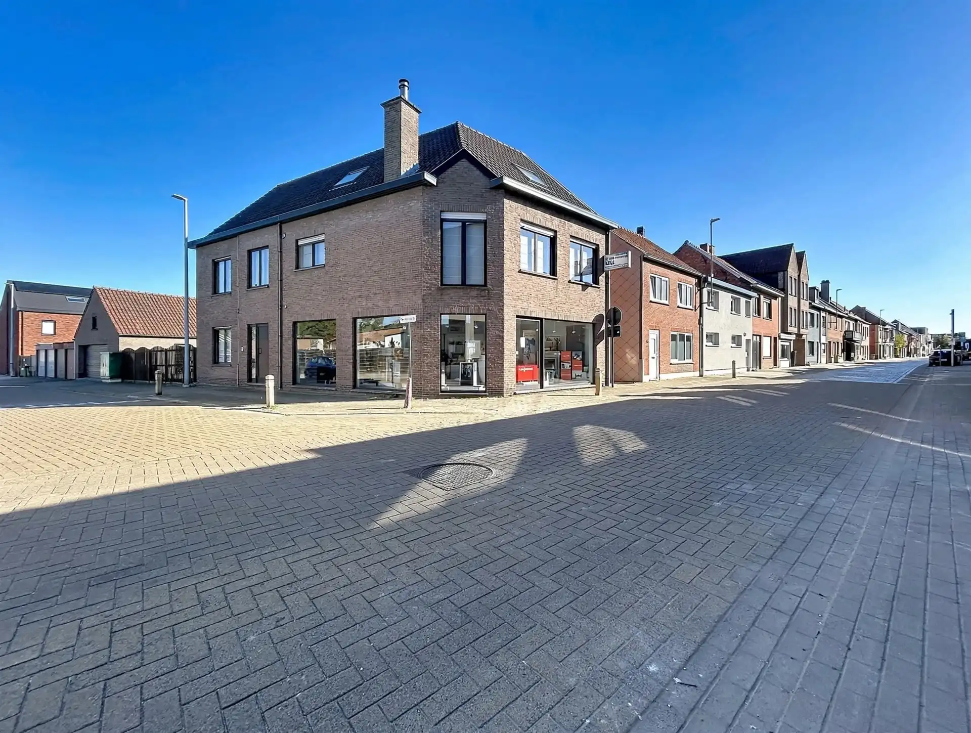 Gezinswoning met handelsruimte en  dubbele garage op toplocatie foto {{pictureIndex}}