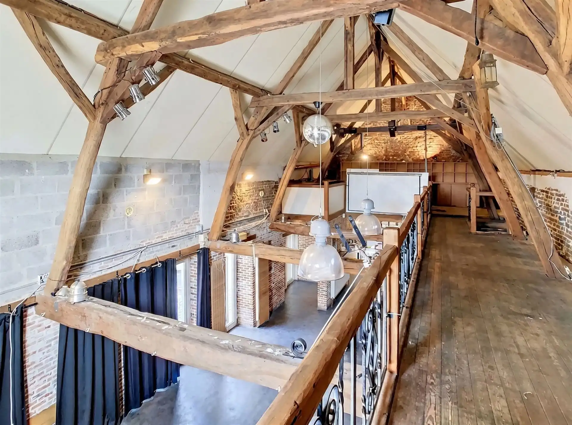 Handelspand met appartement, feestzaal en tuin foto 19