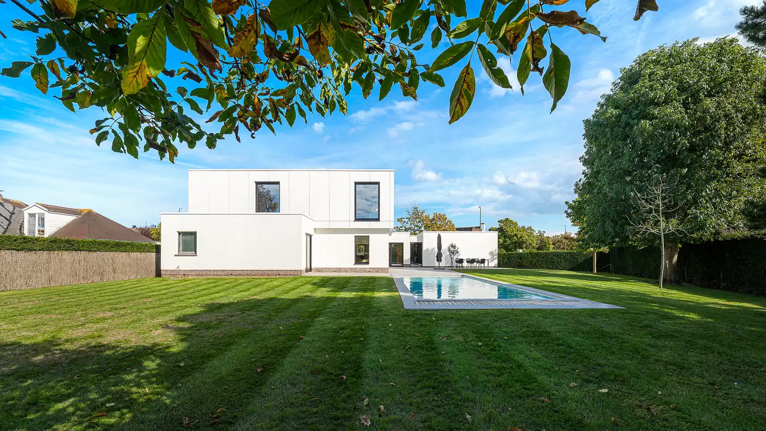 Grote moderne villa met zwembad op uitzonderlijk groot perceel. foto 11