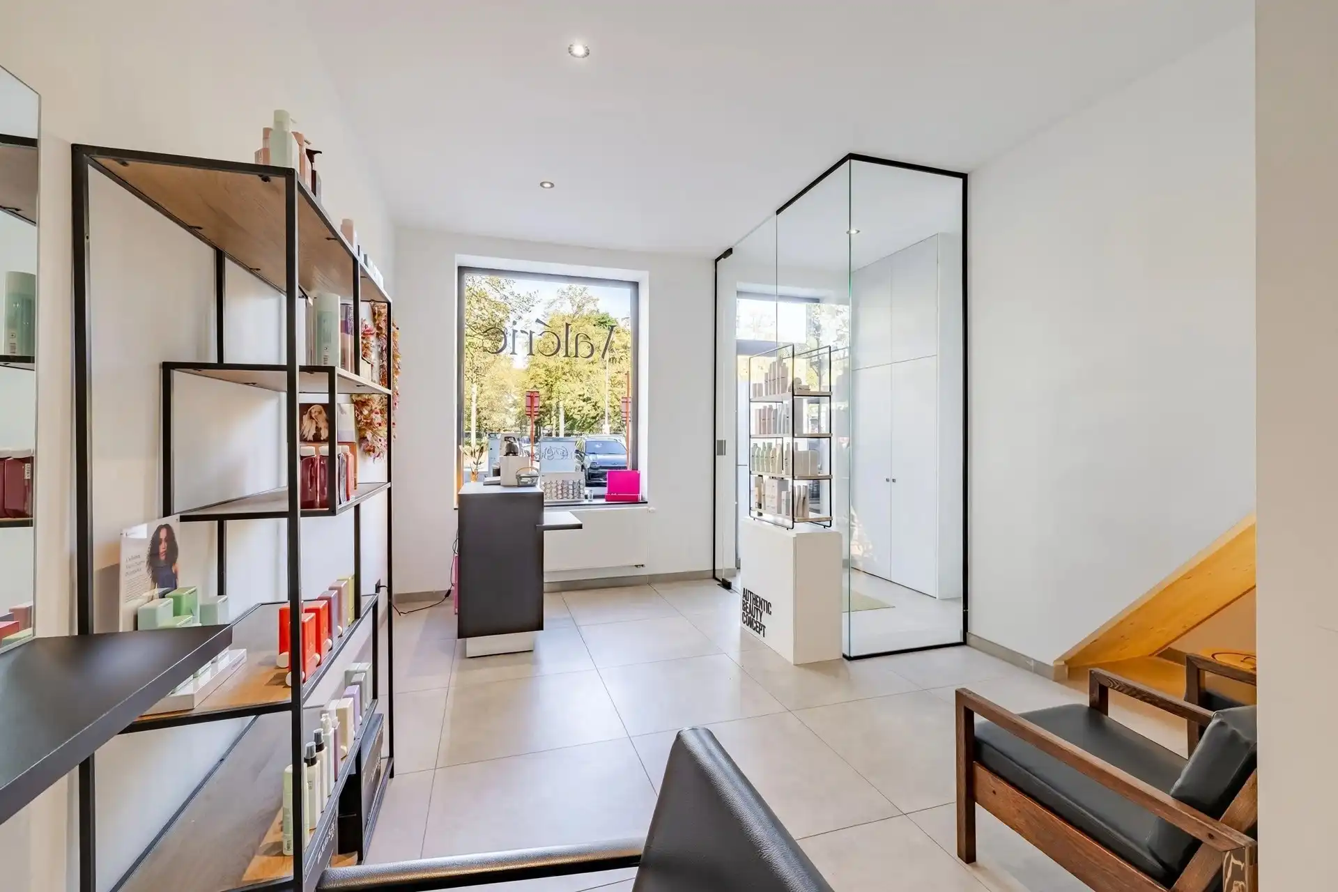 Stijlvol handelspand met kwalitatieve afwerking en charmant appartement met terras foto 20