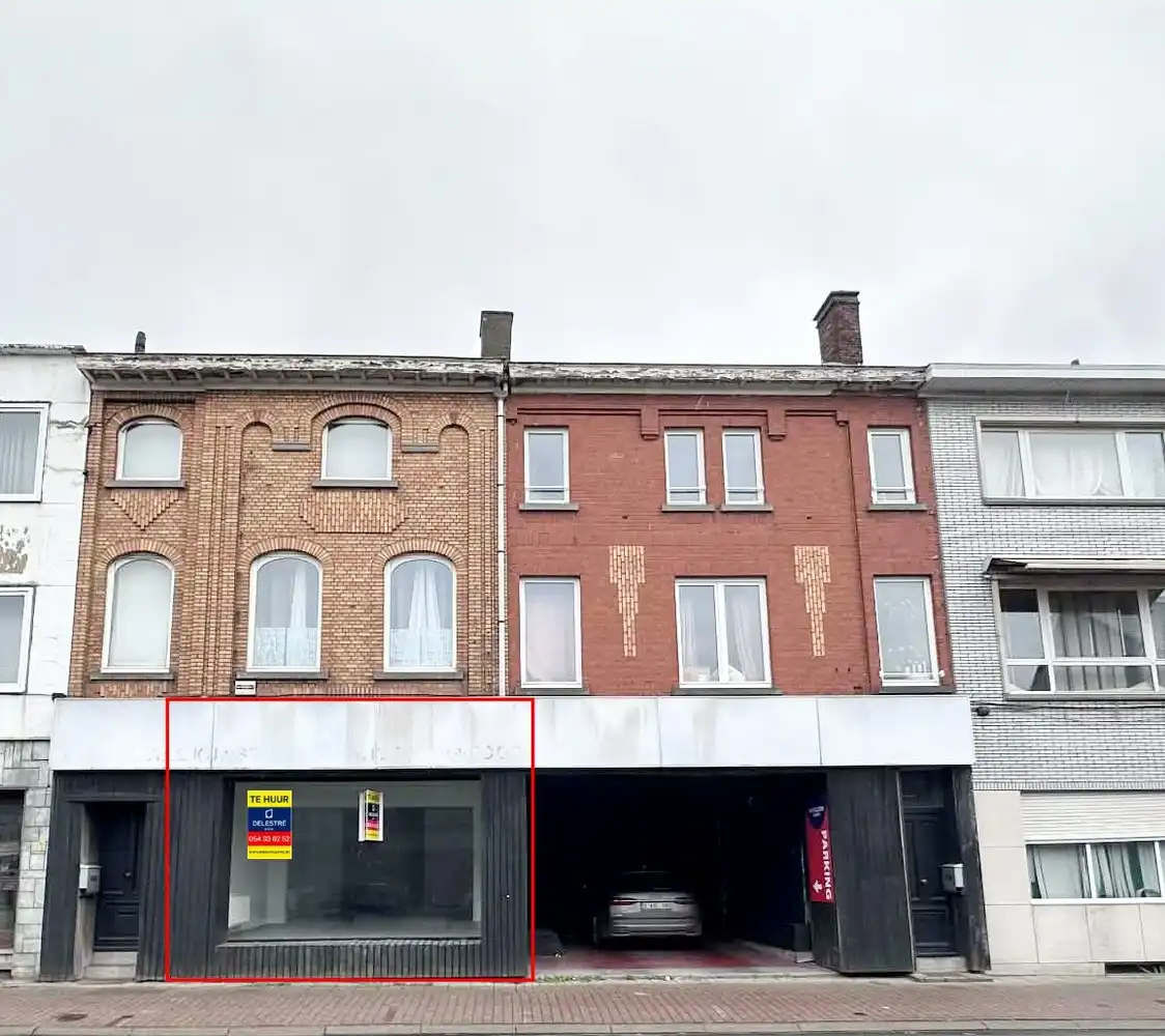 Top gelegen commercieel gelijkvloers of kantoor met uitstekende zichtbaarheid nabij HARING vlakbij DELHAIZE foto {{pictureIndex}}