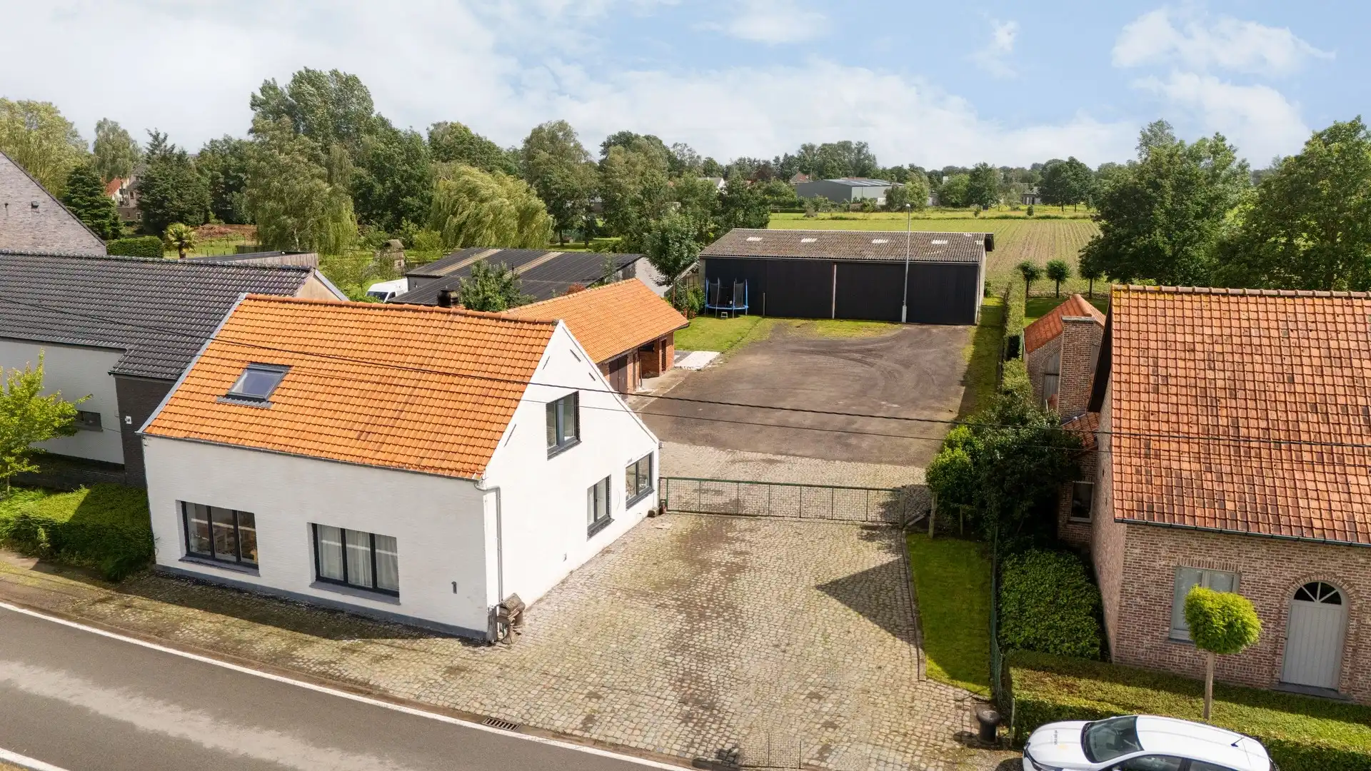 Charmante, gerenoveerde gezinswoning met hedendaagse loods van 400m²  foto {{pictureIndex}}