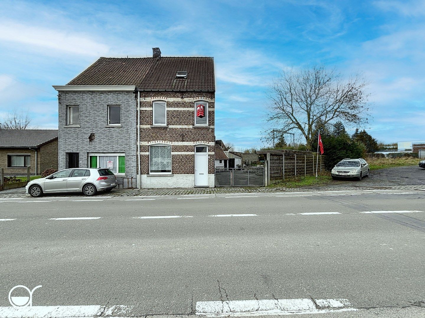 Half open bebouwing met 3 slaapkamers en grote tuin foto 2