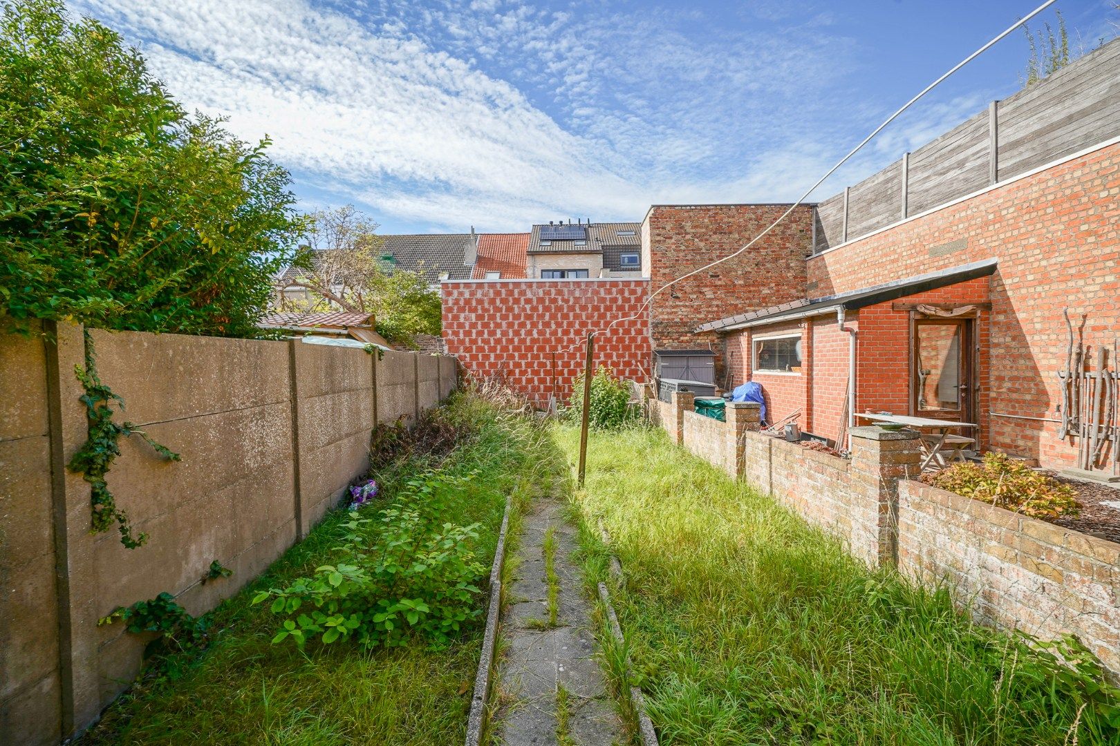 Te renoveren woning met voortuin, achtertuin op rustige ligging nabij het centrum foto 3