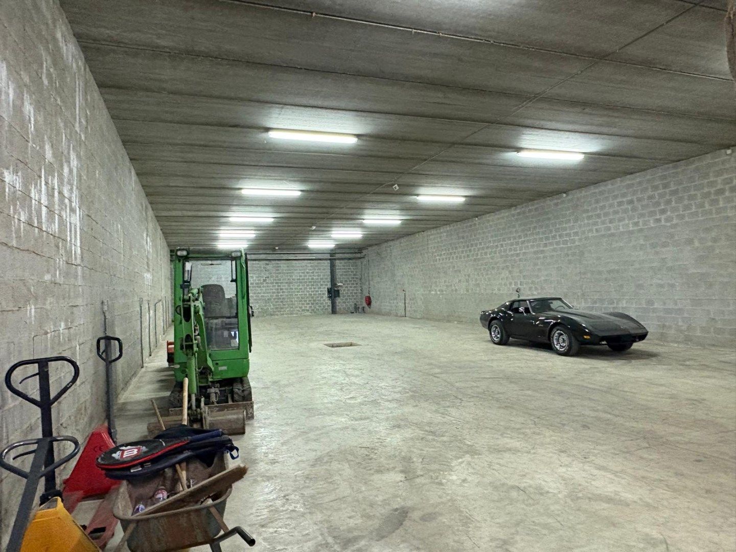 Bedrijfshal / opslagloods van +- 430m² gelegen in het Verlipark !  foto 3