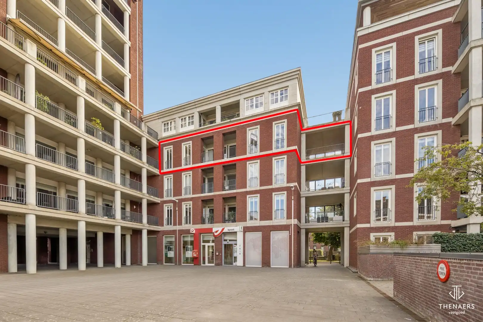 Ruim appartement van 166 m² met 2 terrassen en ondergrondse autostaanplaats in hartje Sint-Truiden. foto {{pictureIndex}}