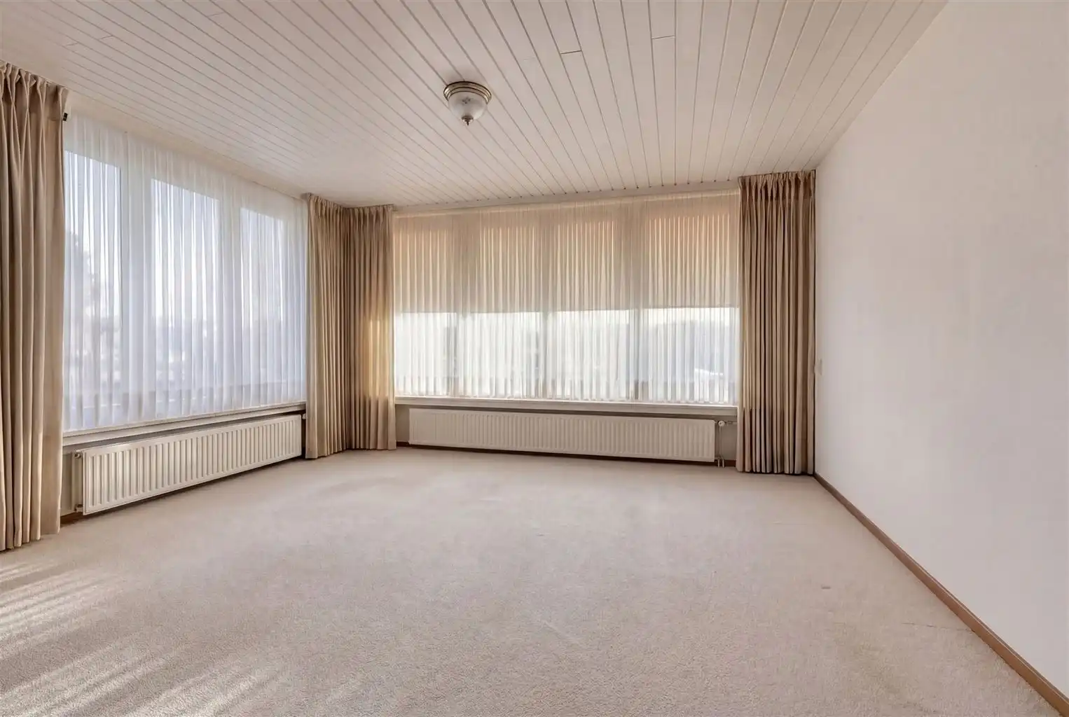 Ruime halfopen stadswoning met 3 slaapkamers, gezellige binnenkoer en achterliggende loods in het centrum van Maaseik. foto 3