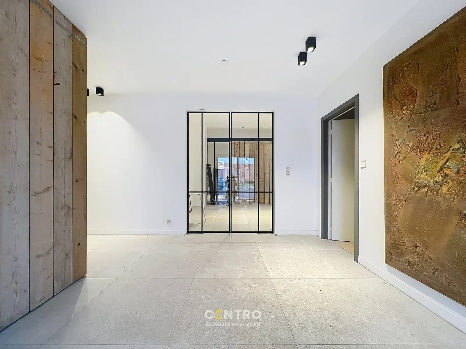 TOONZAAL van 1.000m² met optioneel MAGAZIJN en private PARKING vlak bij de RING van Poperinge ! foto 4