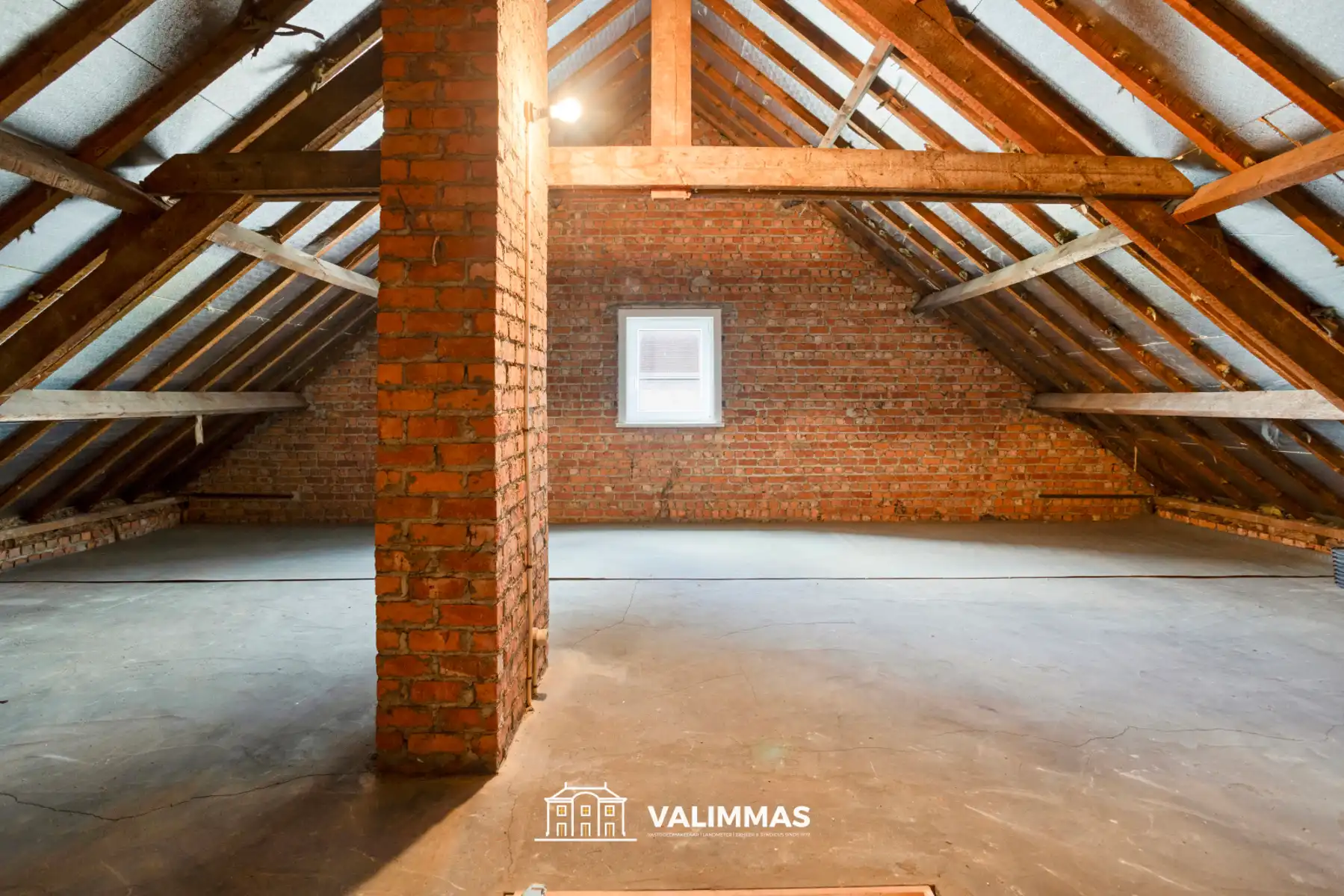 Ruime driegevelwoning met twee garages en mooie tuin... foto 24