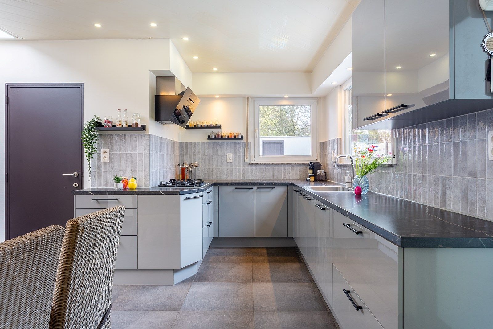Ruime gerenoveerde, instapklare woning met 6 slaapkamers en drie badkamers foto 5