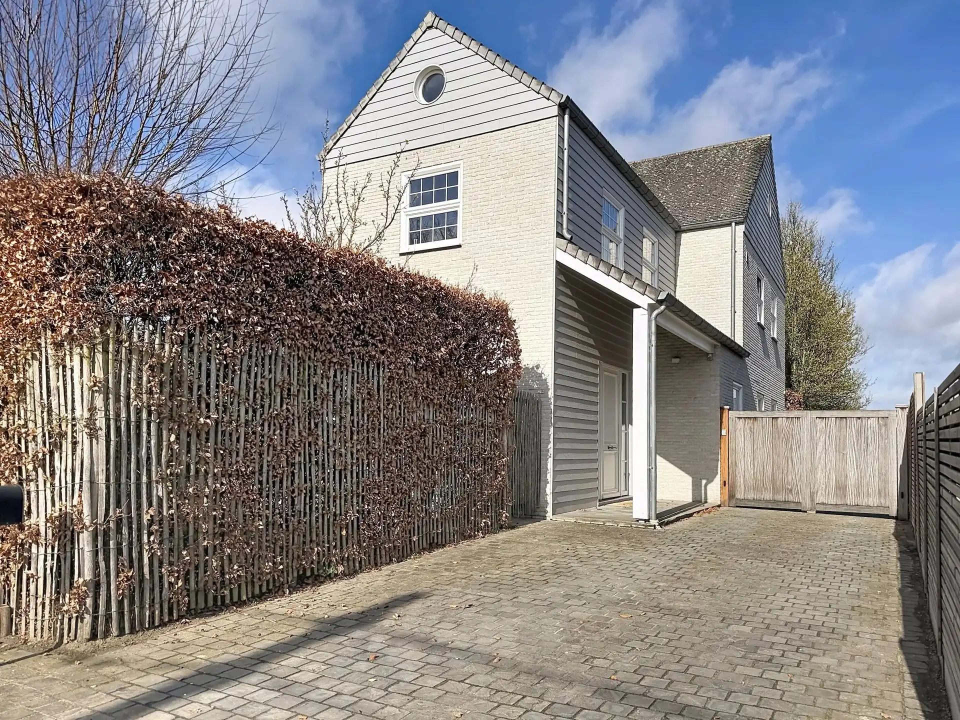 Prachtige luxueus ingerichte woning met 4 slaapkamers en 2 badkamers op een mooi perceel met bijgebouw. foto 53