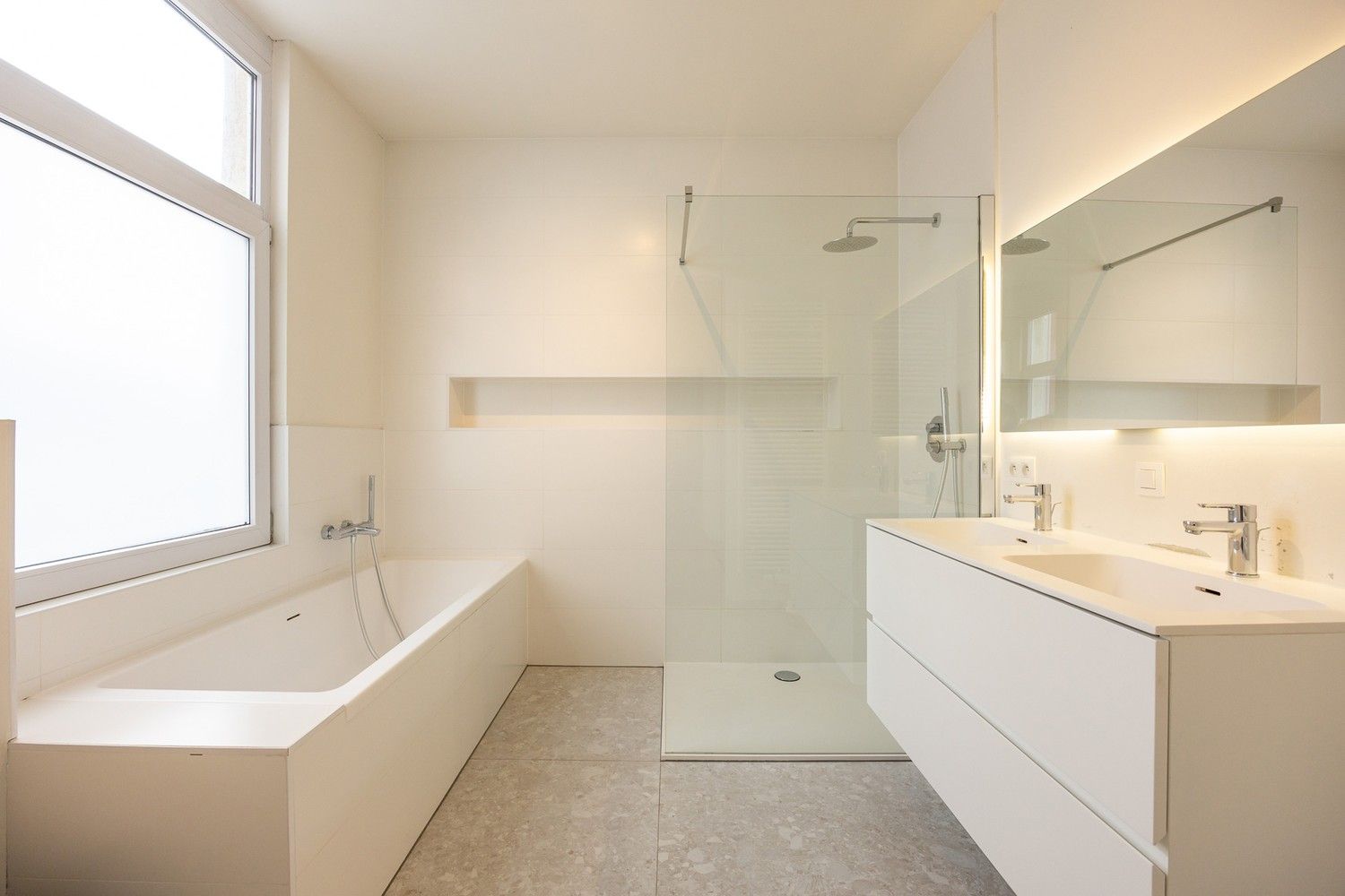 Ruime en karaktervolle herenwoning met zonnige tuin, dakterras en laadpunt in het hart van Merksem foto 7