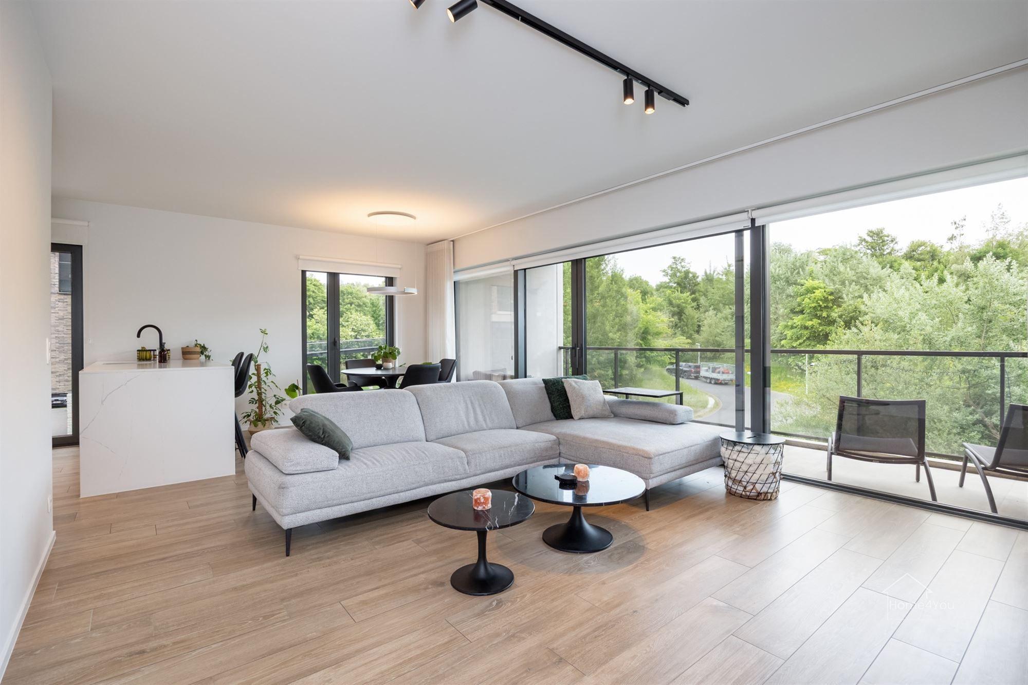 Hoogwaardig kwalitatief afgewerkt appartement met ruim terras en auto staanplaats foto {{pictureIndex}}