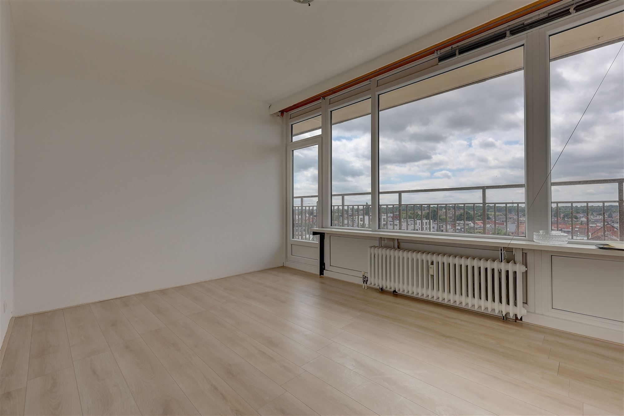 Gerenoveerd appartement met drie slaapkamers en terras in Wilrijk foto 7