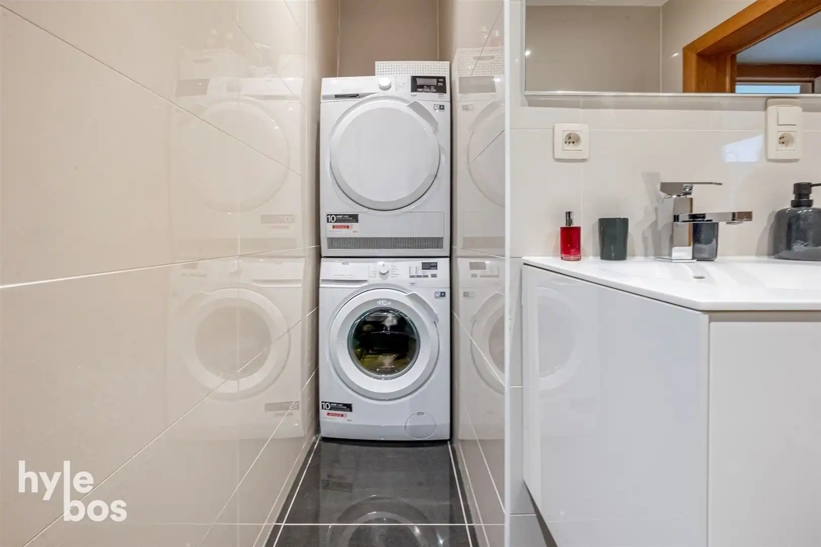 Instapklaar 2 slaapkamer appartement met garage foto 13