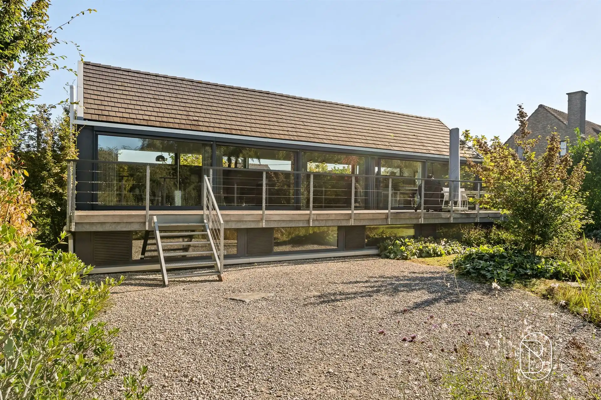 Rustig gelegen villa met 4 slpk en prachtig aangelegde tuin foto 2