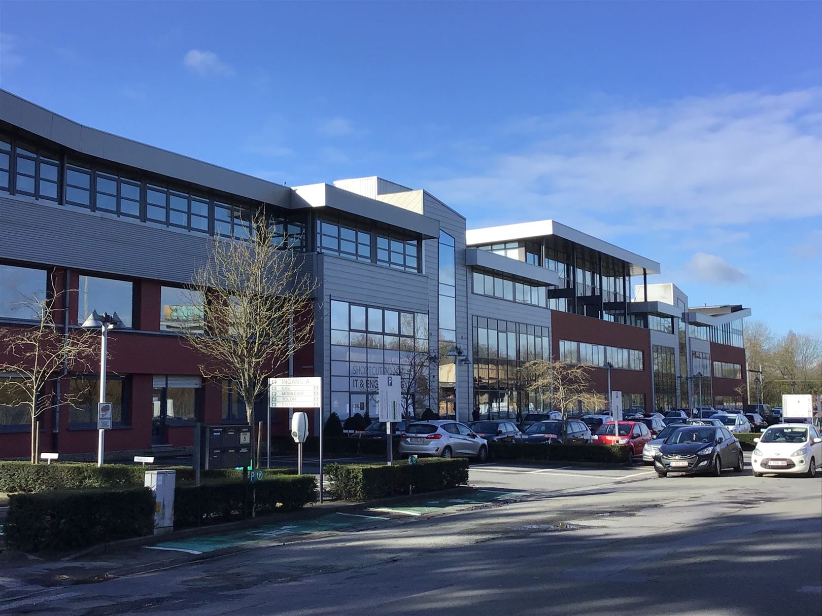 Vlot bereikbare kantoren aan op-en afrit van de E40 foto {{pictureIndex}}