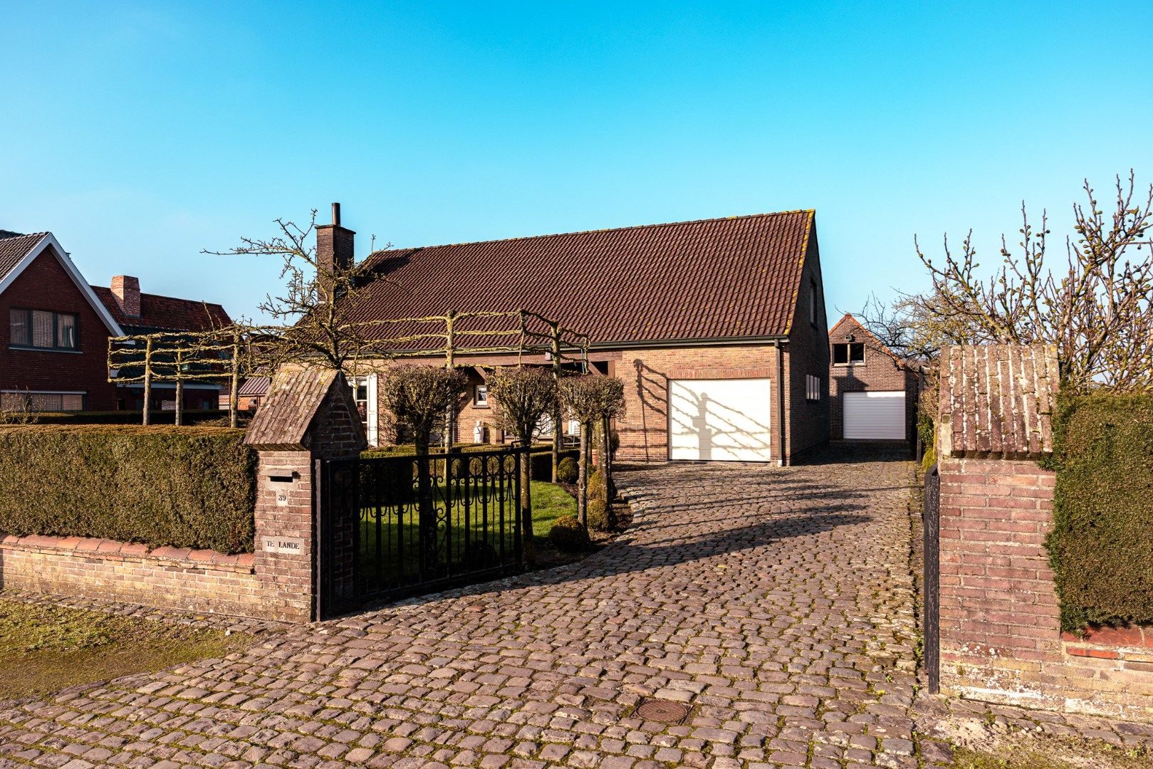 Landelijke woning met 1,4 ha weilanden uniek gelegen te Maldegem foto 2