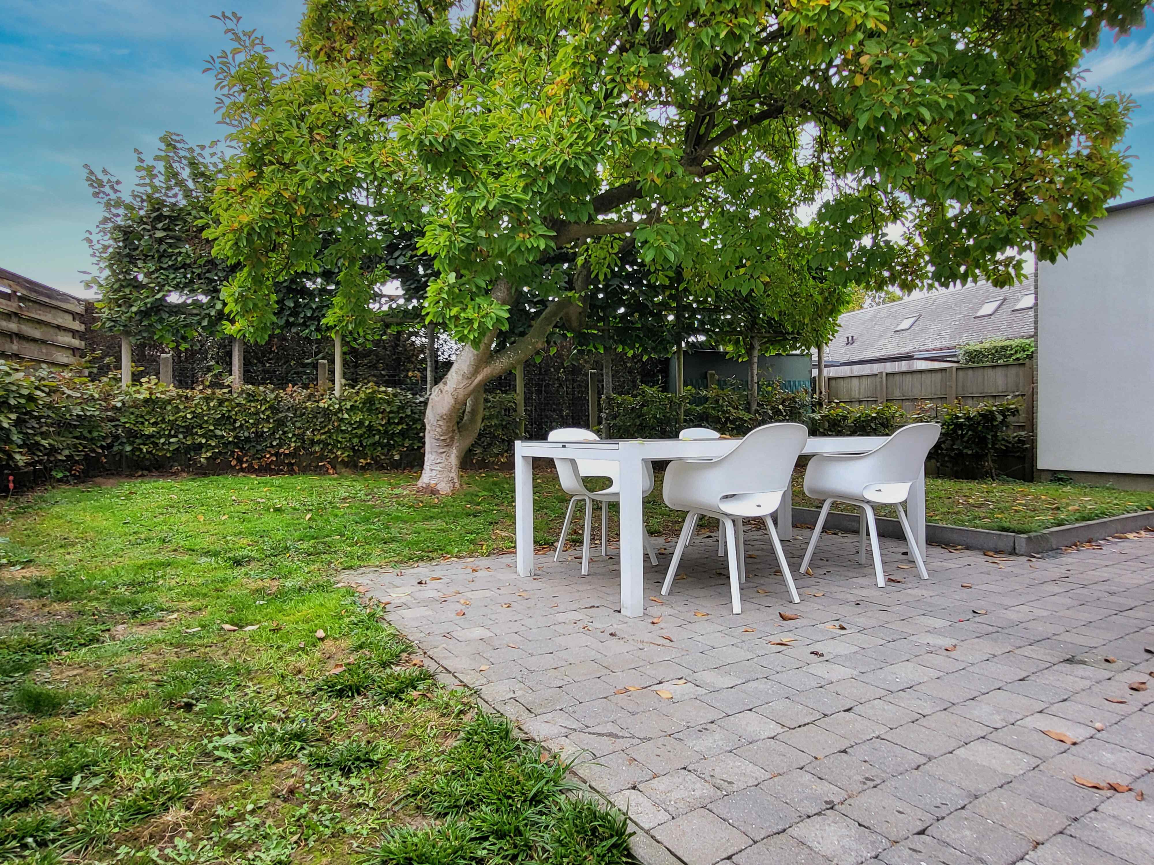 Prachtig gerenoveerde woning in 2015 op 428m² met zonnepanelen, zonnige tuin en 2 garages.  foto 4