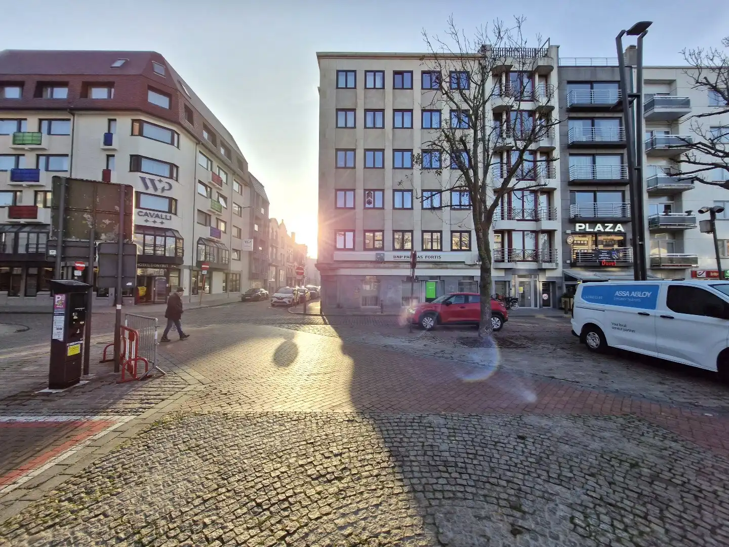 Groot hoekappartement met open zicht over de markt te Blankenberge foto {{pictureIndex}}