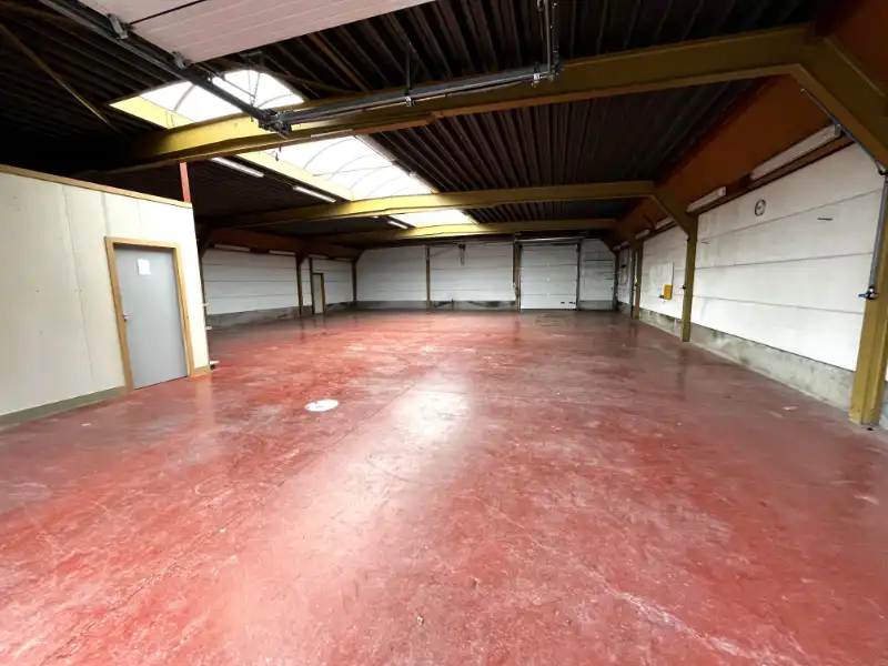 Magazijn met burelen en parkeer mogelijkheden foto 9