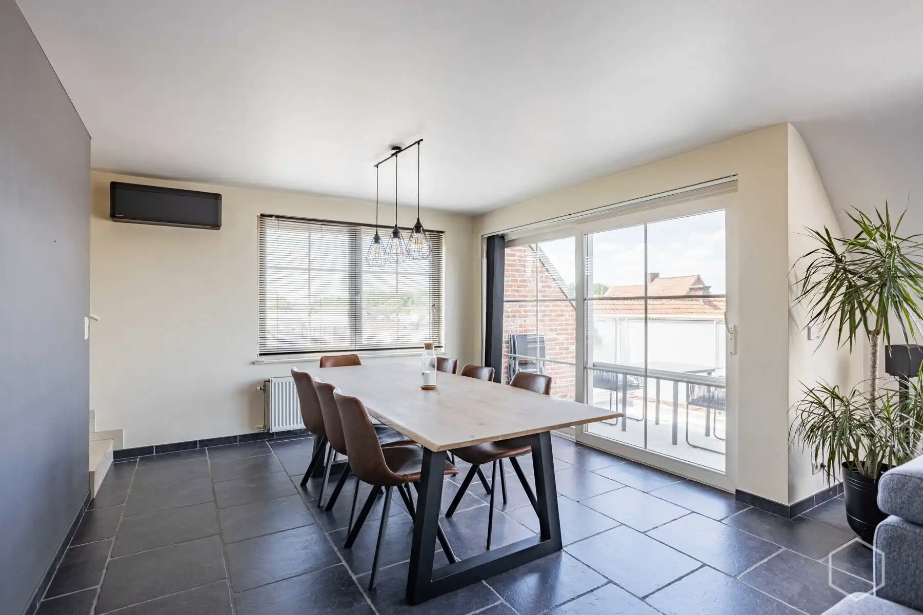 Lichtrijk duplexappartement met 4 slaapkamers en airco's foto 8