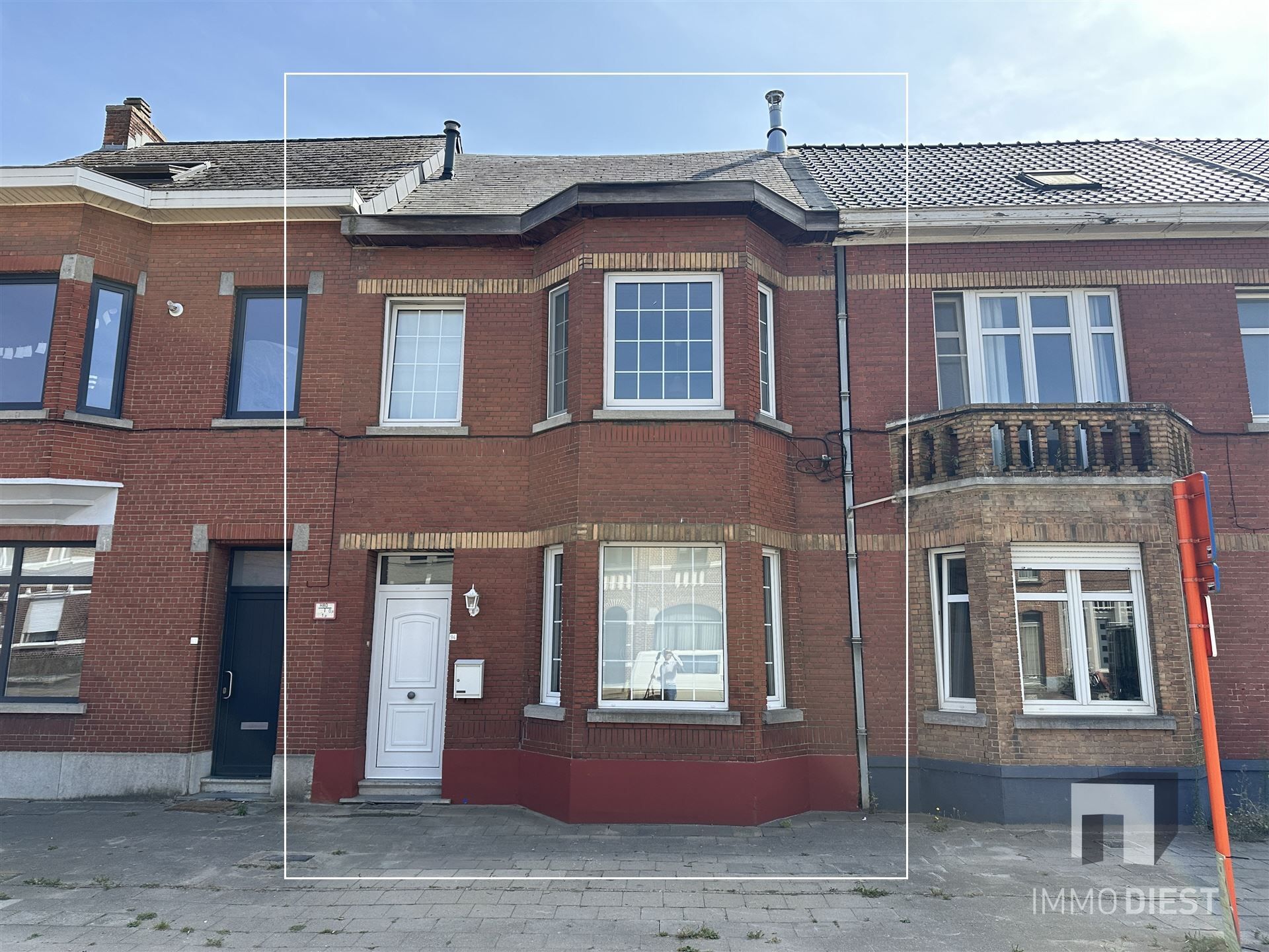 Knappe woning met 3 ruime slaapkamers en mooie tuin - instapklaar foto {{pictureIndex}}